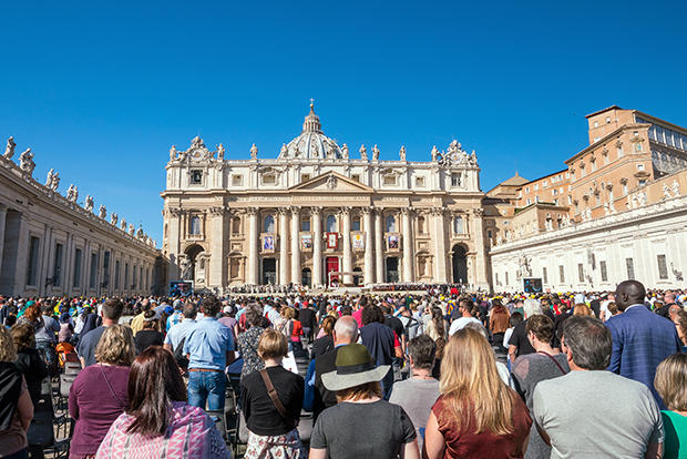 Msza, ludzie na placu św. Piotra